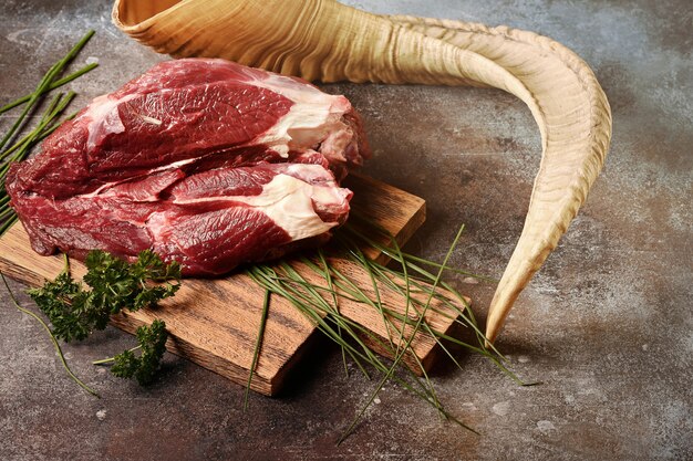 Carne crua com ingredientes para cozinhar, vista superior