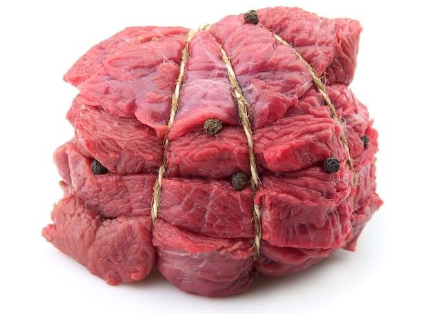 Carne crua com pimenta em fundo branco