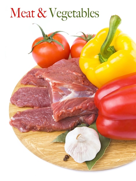 Carne crua com pimentas, tomates e ingredientes de alho