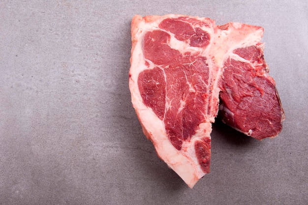 Carne crua cortada com bife gordo no açougue em pedra
