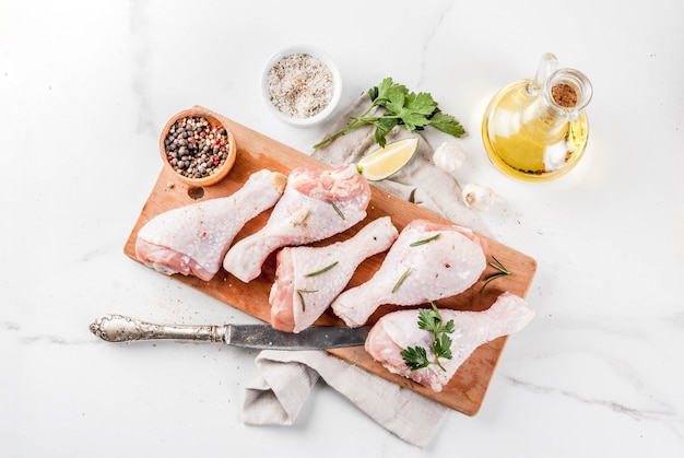 Carne crua, coxas de frango, com azeite, ervas e especiarias