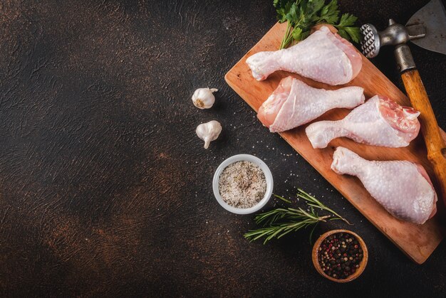 Carne crua, coxas de frango, com ervas e especiarias