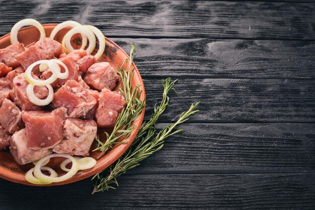 Carne crua crua cortada em cubos na vista superior de fundo rústico de madeira