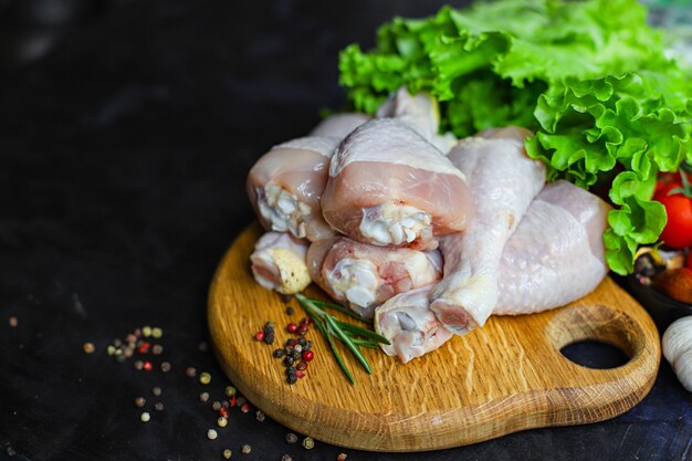 Carne crua de coxinhas de frango para cozinhar na mesa