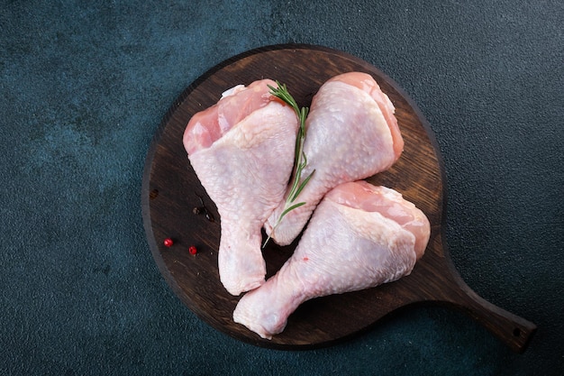 Carne crua de pernas de frango crua com ingredientes para cozinhar