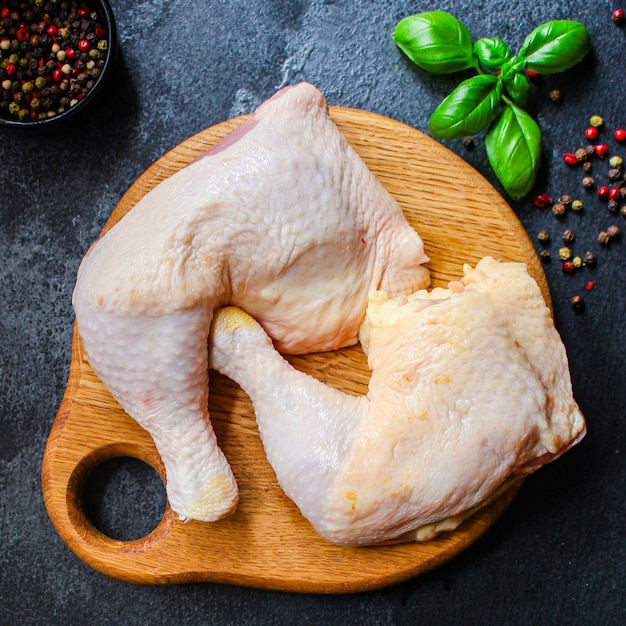 Foto carne crua de pernas de frango