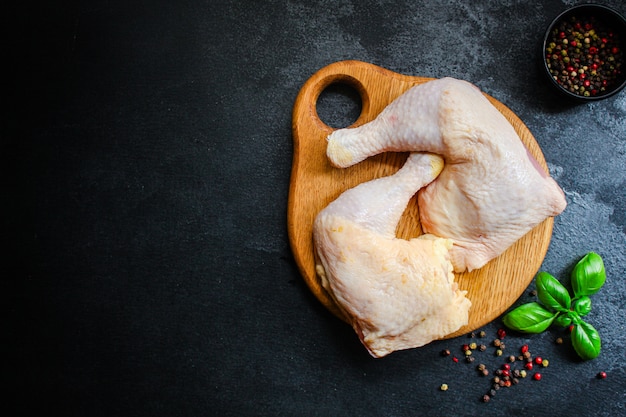 carne crua de pernas de frango