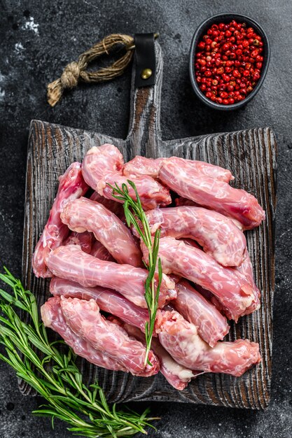 Carne crua de pescoço de frango em uma tábua de corte