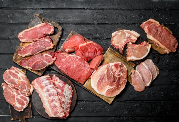 Carne crua Diferentes tipos de carne de porco e carne bovina