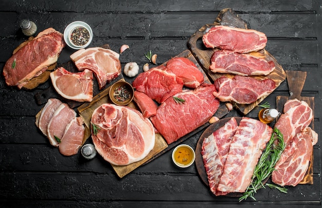 Carne crua Diferentes tipos de carne de porco e carne bovina