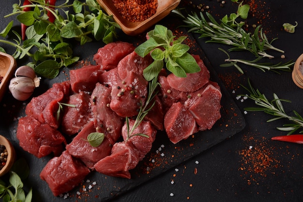 Carne crua em cubos com ingredientes, ervas e especiarias