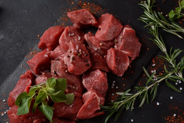 Carne crua em cubos com ingredientes, ervas e especiarias