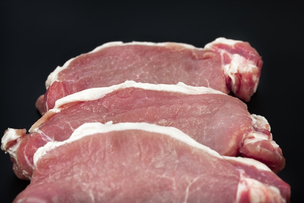 Carne crua em fundo escuro Carne de bife de filé Carne fresca em linha com especiarias