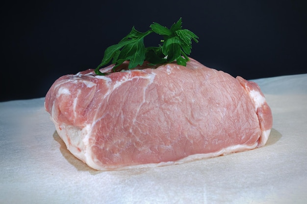 Carne crua em papel manteiga carne fresca de carne crua