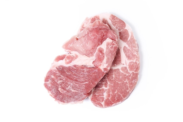 Carne crua em um fundo branco