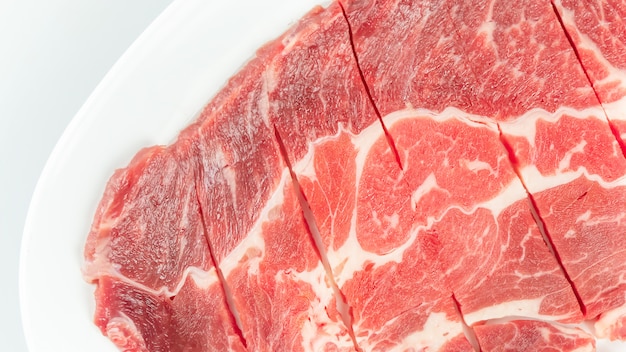 Carne crua em um prato