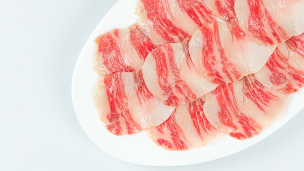 Carne crua em um prato