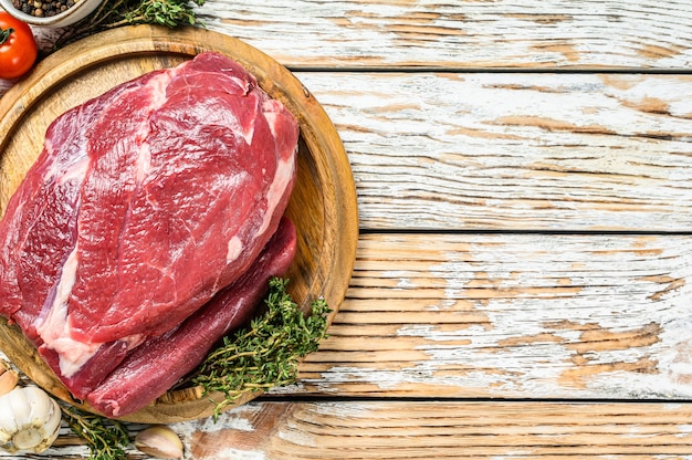 Carne crua em uma tábua de corte de madeira