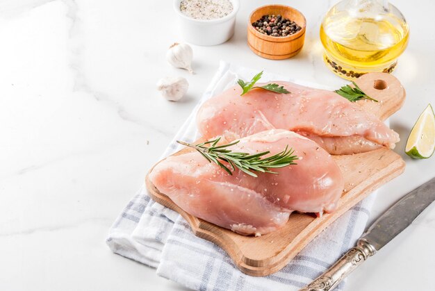 Carne crua, filé de peito de frango, com azeite, ervas e especiarias