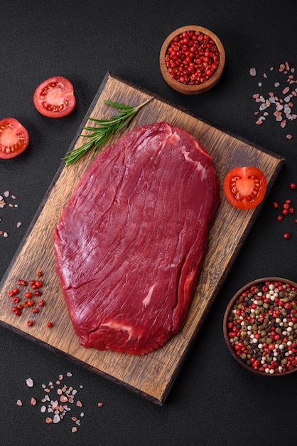 Carne crua fresca com ervas e especiarias de sal