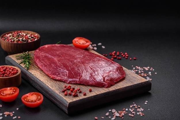 Carne crua fresca com ervas e especiarias de sal