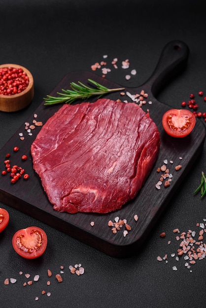 Carne crua fresca com ervas e especiarias de sal