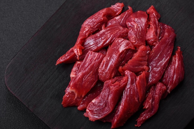 Carne crua fresca com ervas e especiarias de sal