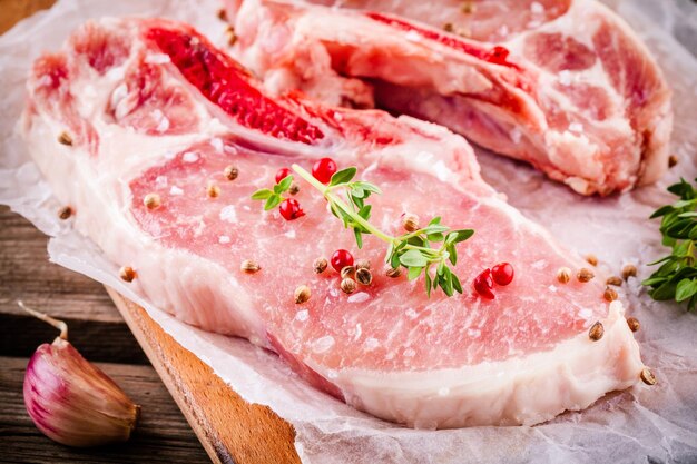 Carne crua fresca de porco em um fundo de madeira