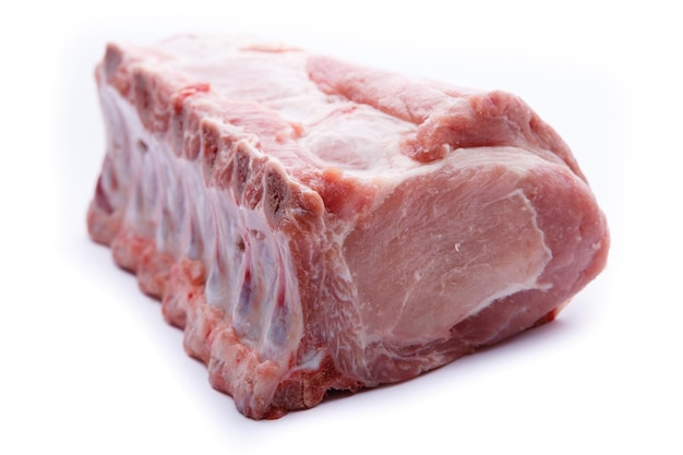 carne crua fresca isolada no fundo branco