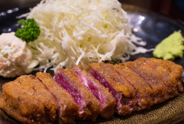 carne crua frita com salada