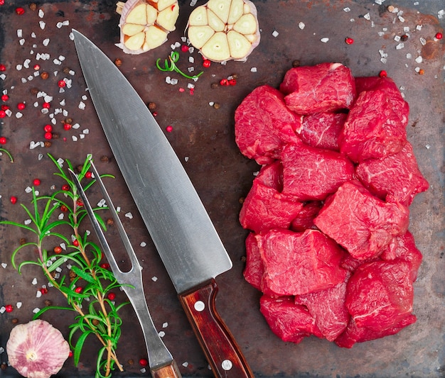 Carne crua na bandeja