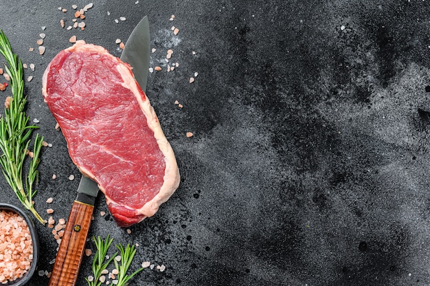 Carne crua na mesa preta