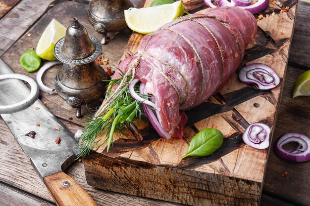 Carne crua na tábua de madeira