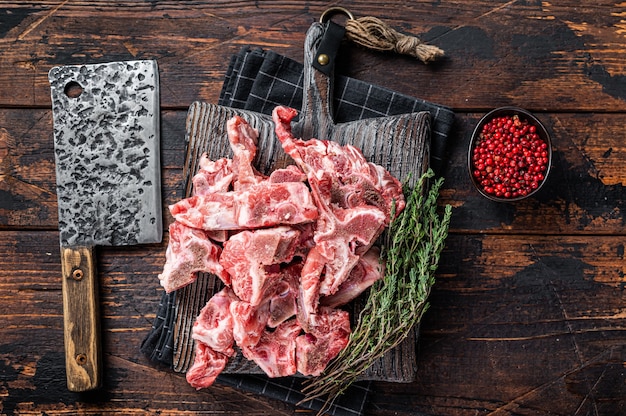 Carne crua não cozida cortada em cubos para ensopado em um tabuleiro de açougue