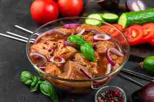 Foto carne crua ou carne de porco marinada kebab cru ou shashlik em especiarias em fundo preto cozinhar alimentos para churrasco