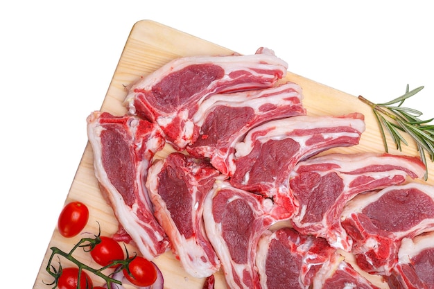 Foto carne crua, peito de carne, carne com osso, em uma tábua de corte de madeira, em um fundo branco isolado,