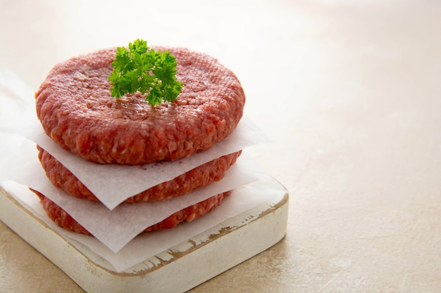 Carne crua picada para hambúrgueres. cozinhar hambúrgueres de carne caseiros.