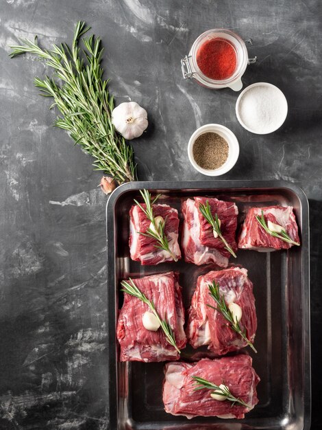 Carne cruda con ajo, romero y especias Vista desde arriba