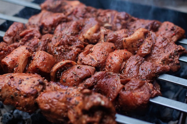 La carne cruda en brochetas se prepara a la parrilla