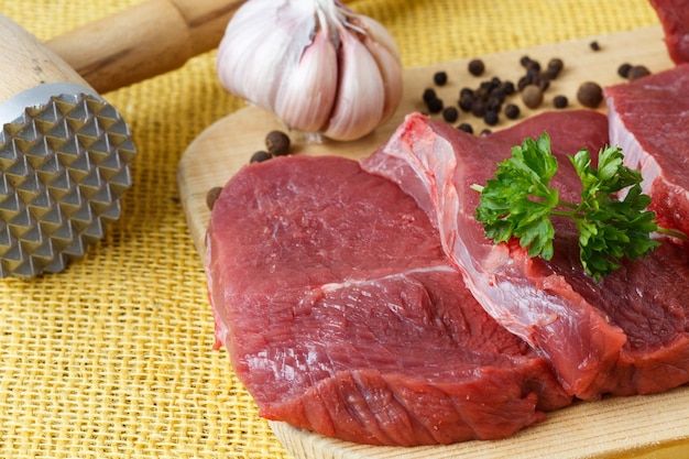 Carne cruda de carne de vacuno en una tabla de cortar