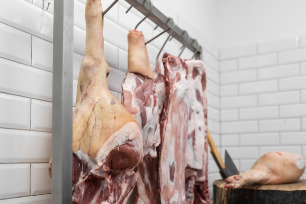 Carne cruda en una carnicería