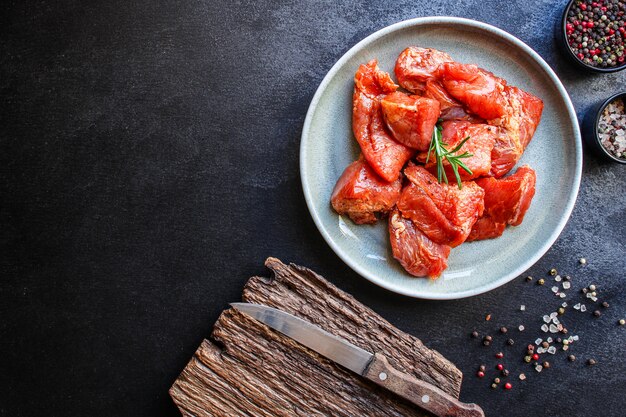 carne cruda de cerdo o ternera en un plato sobre la mesa