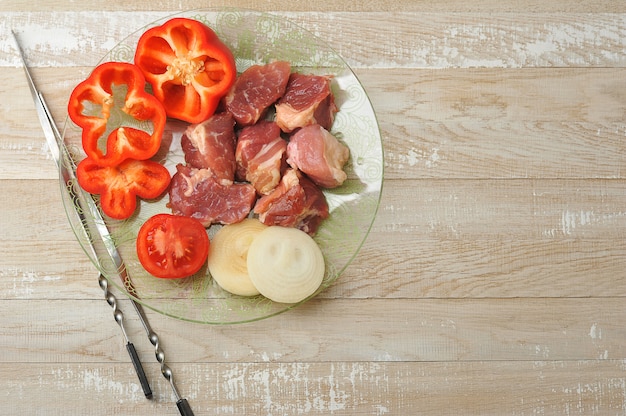 Carne cruda para cocinar shashlik- cortada en trozos