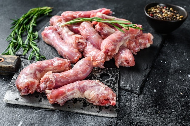 Carne cruda de cuello de pavo sobre una tabla para cortar