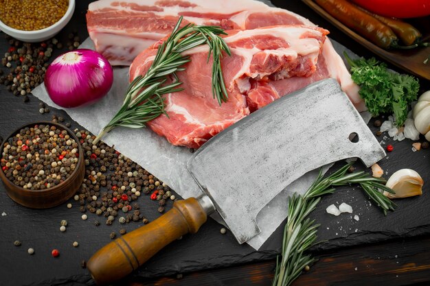 Carne cruda con especias en una composición con accesorios de cocina