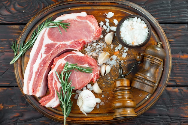 Carne cruda con especias en una composición con accesorios de cocina