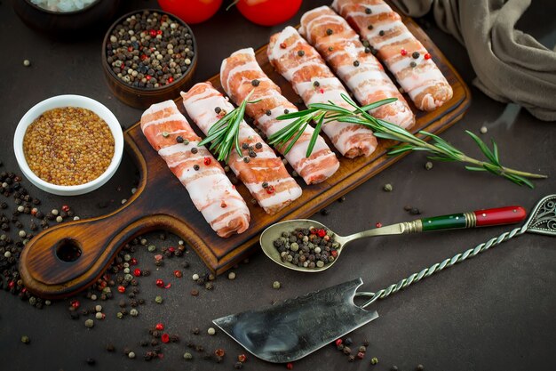 Carne cruda con especias en una composición con accesorios de cocina