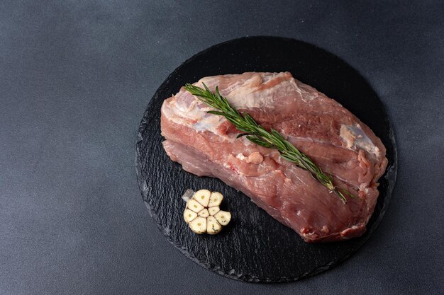 carne cruda con especias en un fondo oscuro