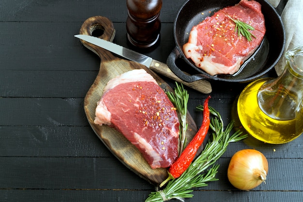 Carne cruda. Filete de carne cruda en la tabla de cortar y especias.