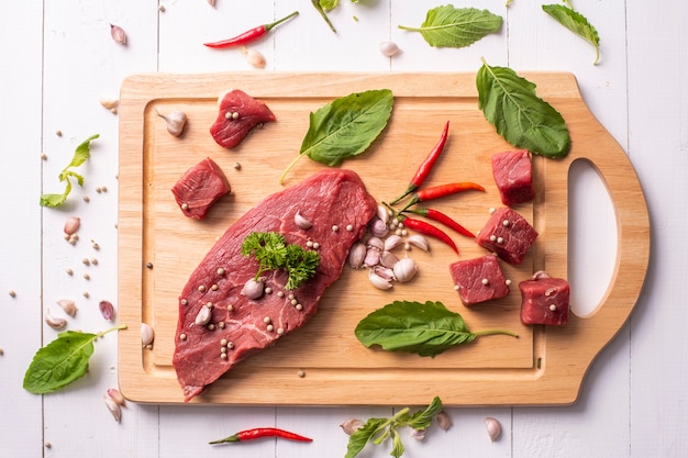 Carne cruda en el fondo de madera blanca